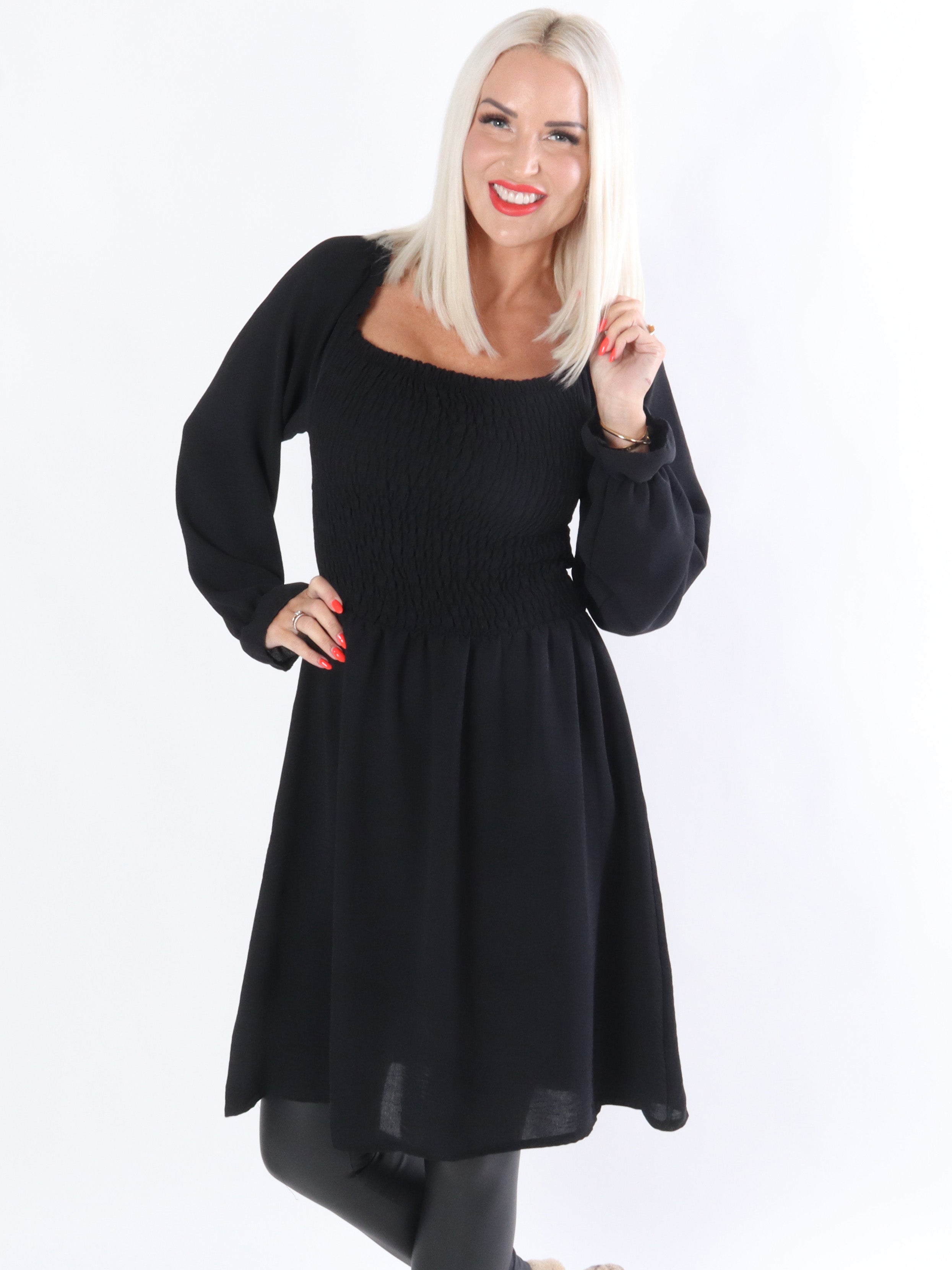 Nukaka - Armygrøn kjole med lange ærmer og smock over brystet